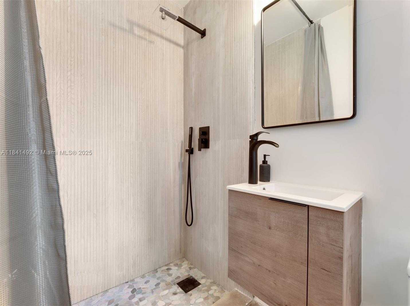 Small Image of 1355 BIARRITZ DR, Miami Beach Number 36