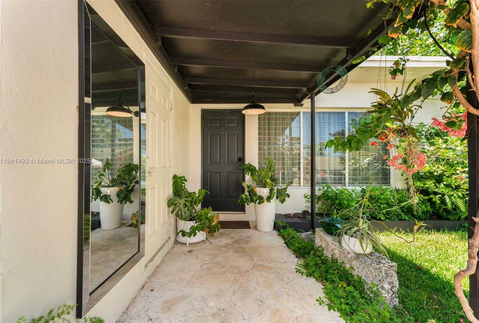 Small Image of 1355 BIARRITZ DR, Miami Beach Number 37