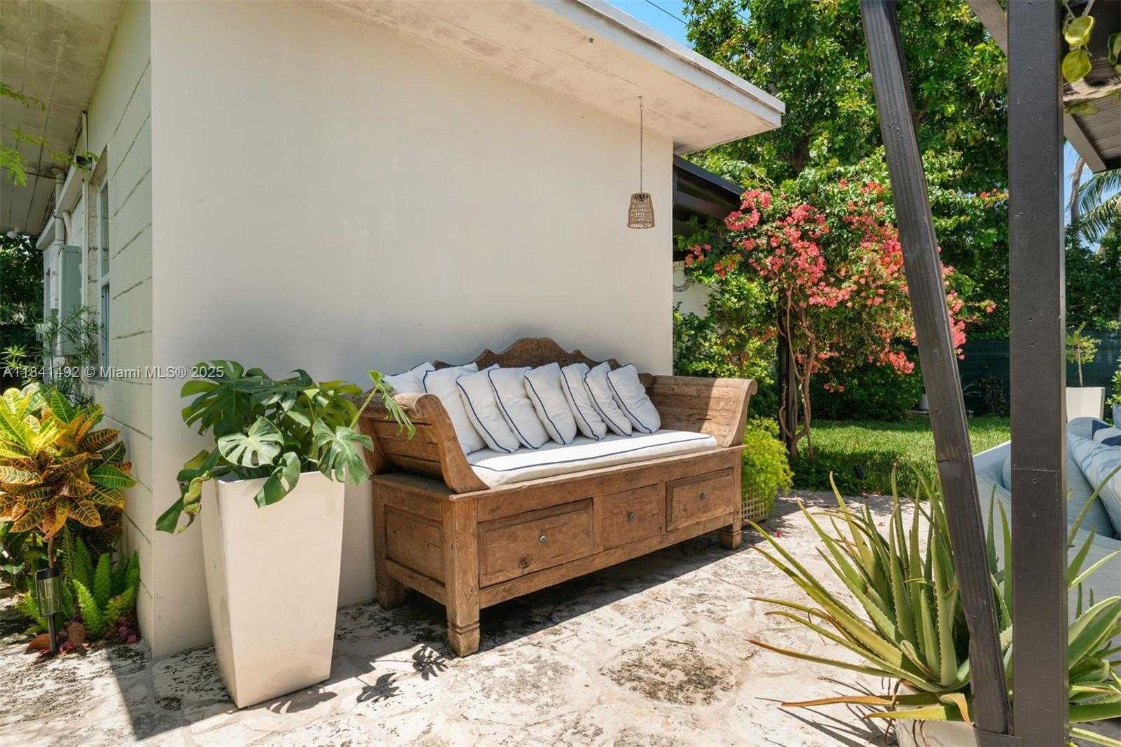 Small Image of 1355 BIARRITZ DR, Miami Beach Number 39
