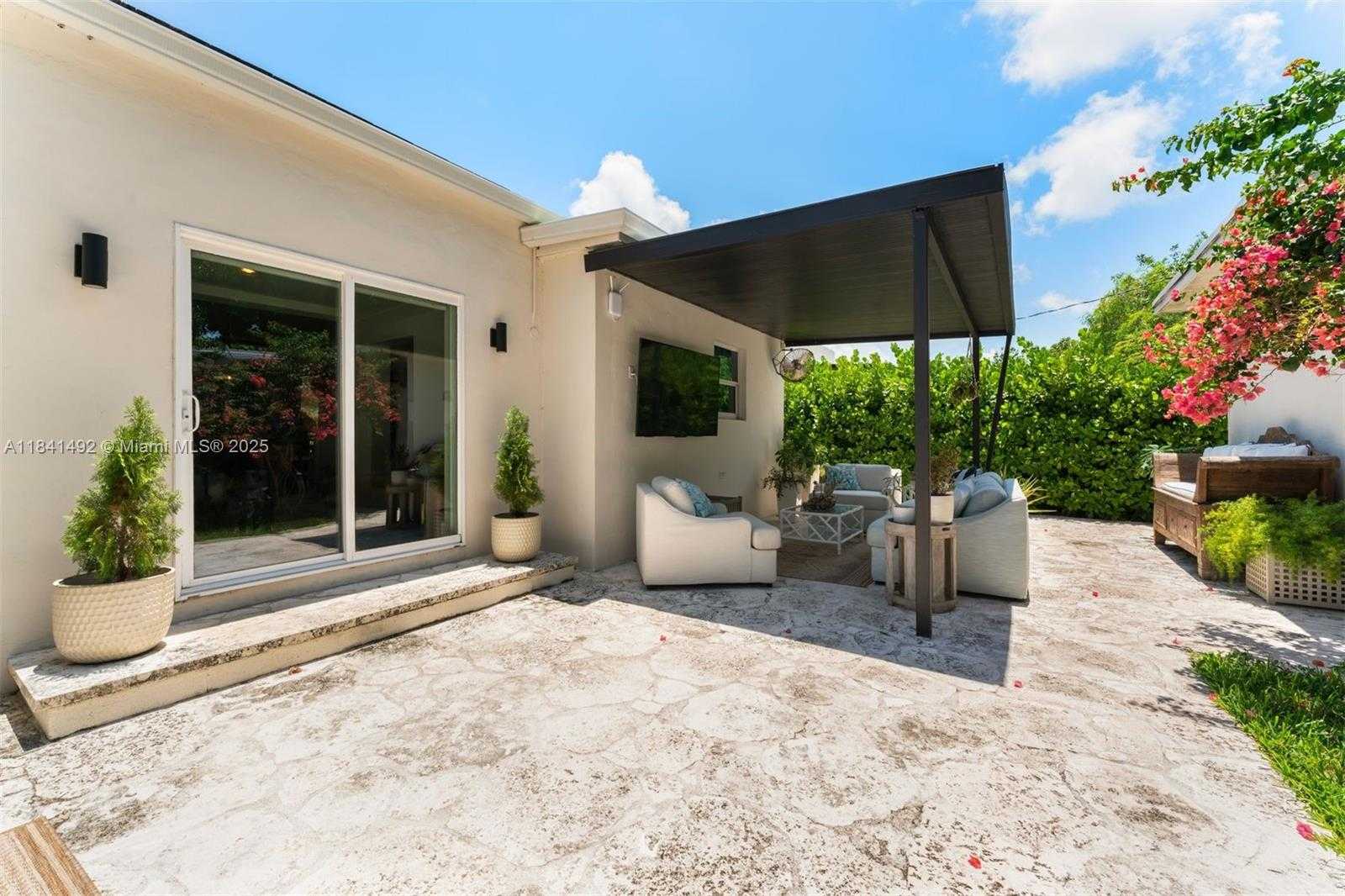 Small Image of 1355 BIARRITZ DR, Miami Beach Number 40