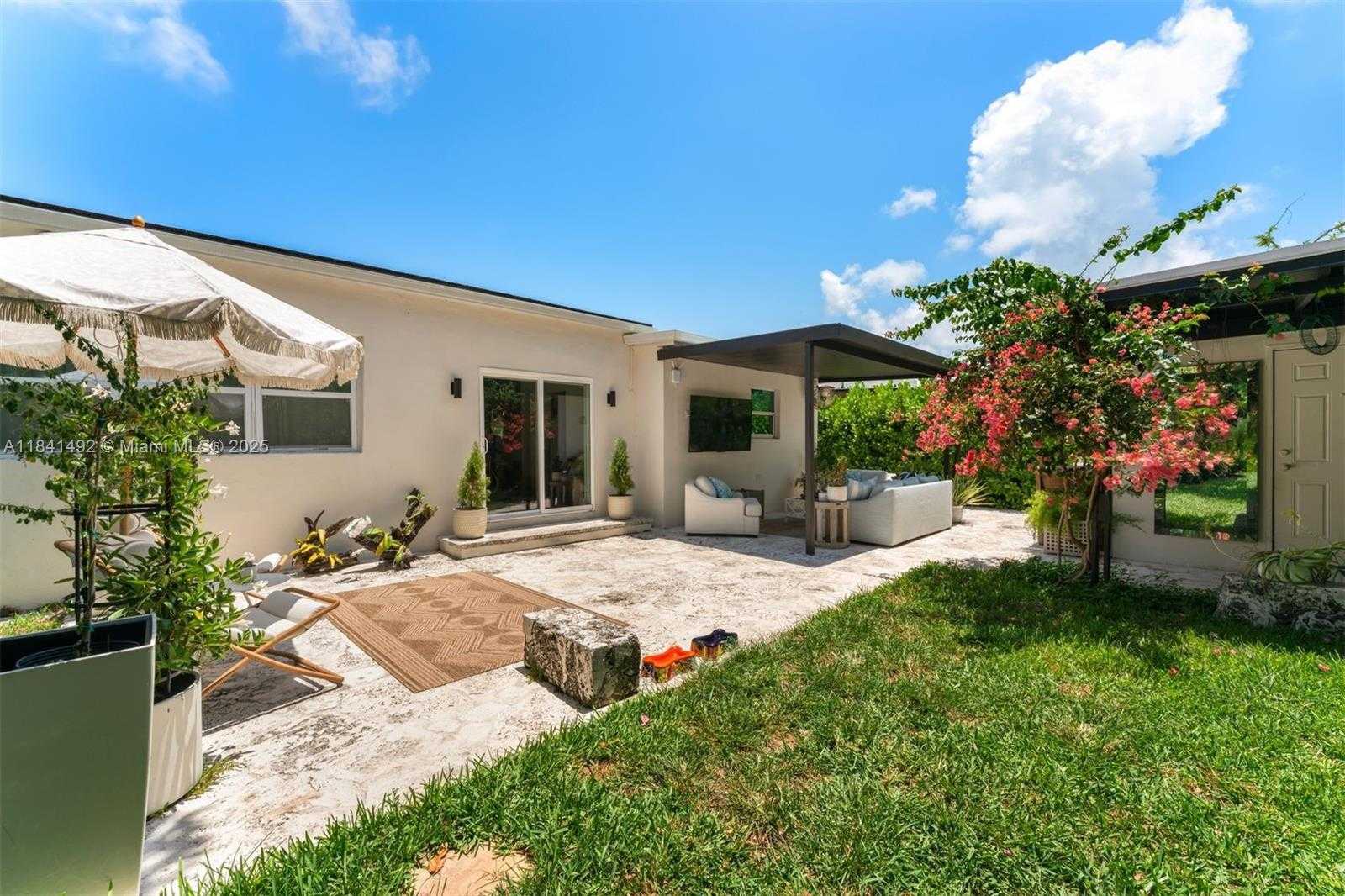 Small Image of 1355 BIARRITZ DR, Miami Beach Number 42