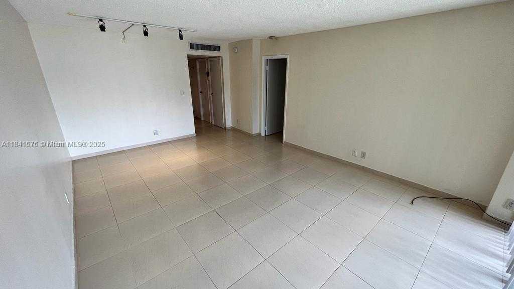 Small Image of 20500 E Country Club Dr, Aventura, FL 33180, USA Number 4