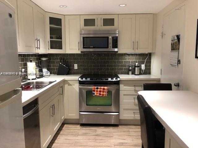 Small Image of 400 KINGS POINT DR #820, Sunny Isles Beach Number 5