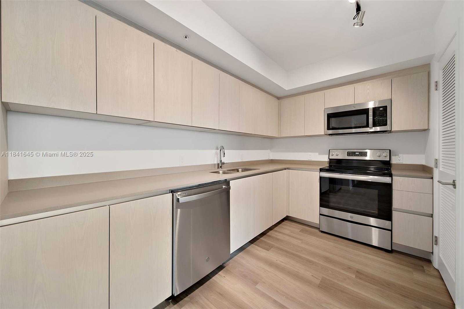 Small Image of 1500 BAY RD #M-1014, Miami Beach Number 2