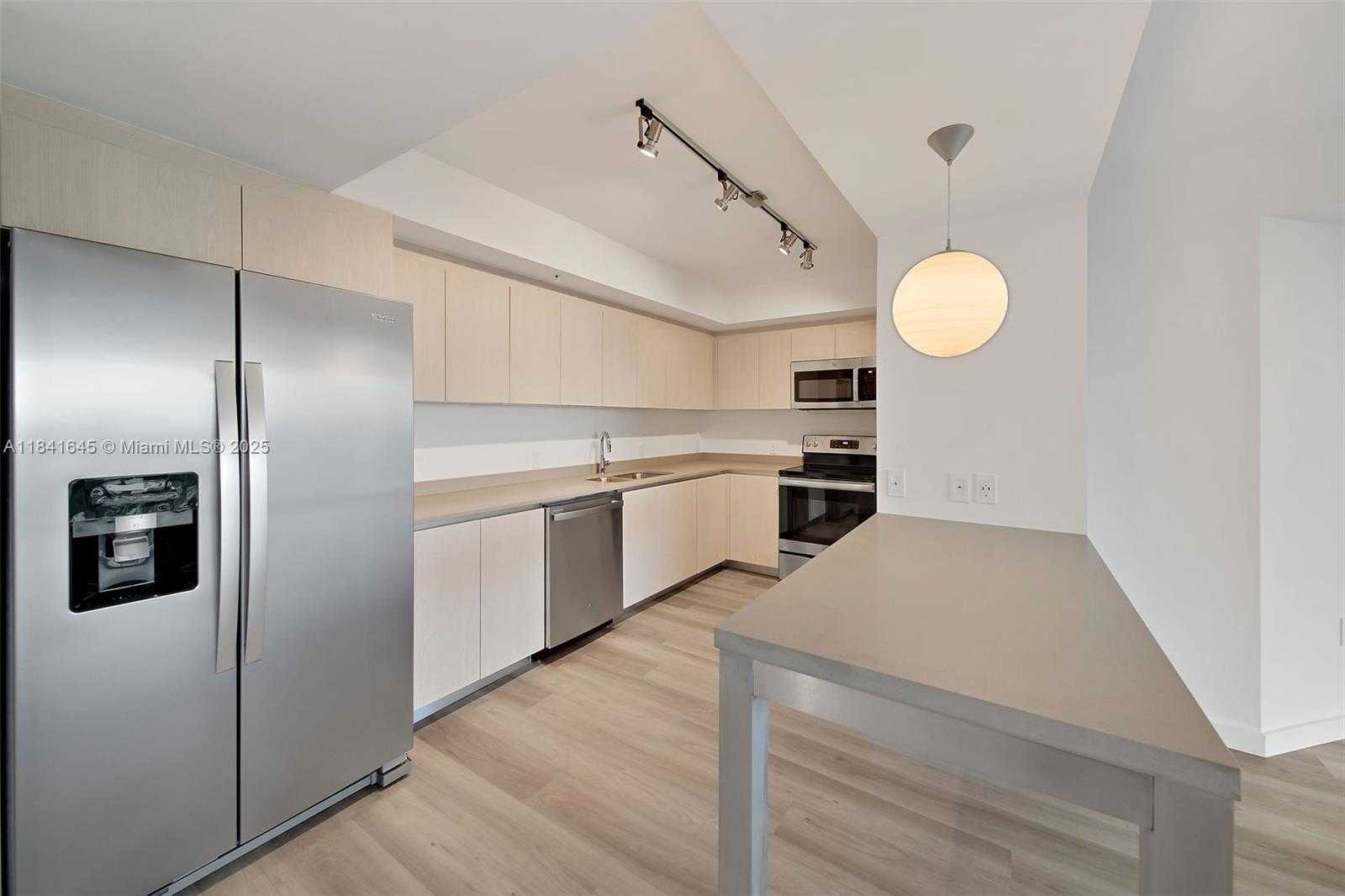 Small Image of 1500 BAY RD #M-1014, Miami Beach Number 3