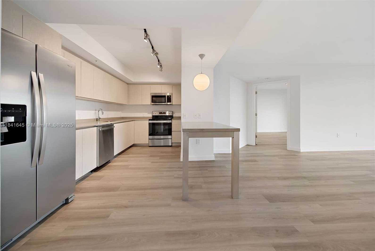 Small Image of 1500 BAY RD #M-1014, Miami Beach Number 4