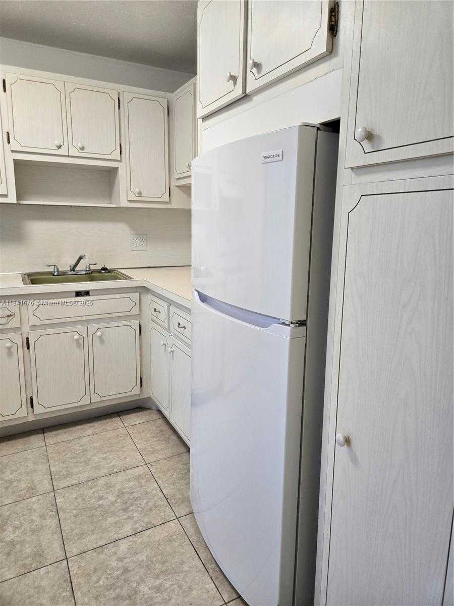 Small Image of 950 HILLCREST DR #106, Hollywood Number 10