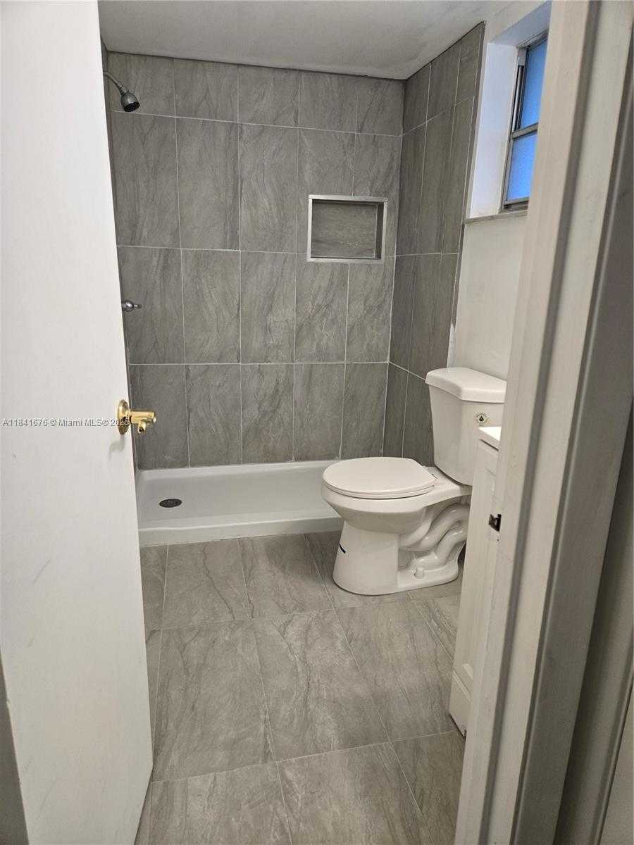 Small Image of 950 HILLCREST DR #106, Hollywood Number 16