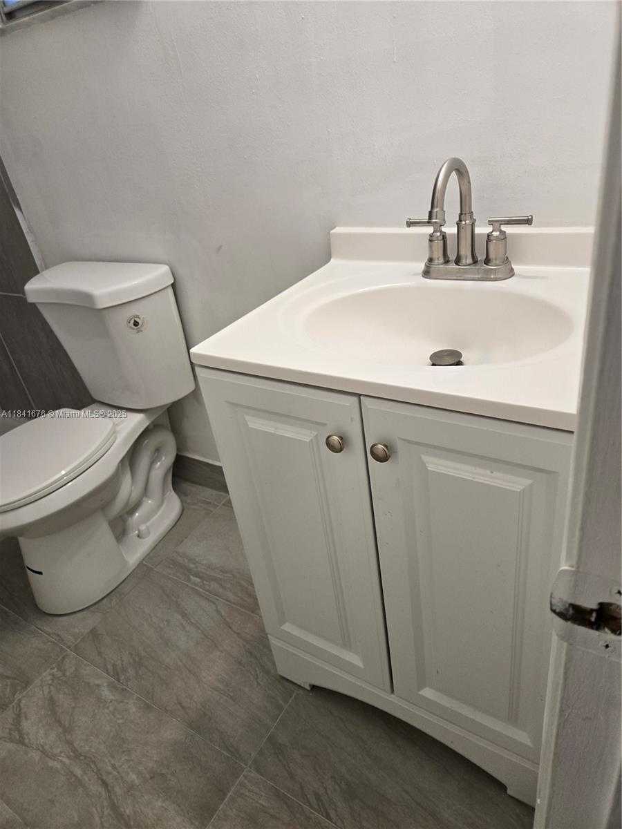 Small Image of 950 HILLCREST DR #106, Hollywood Number 17