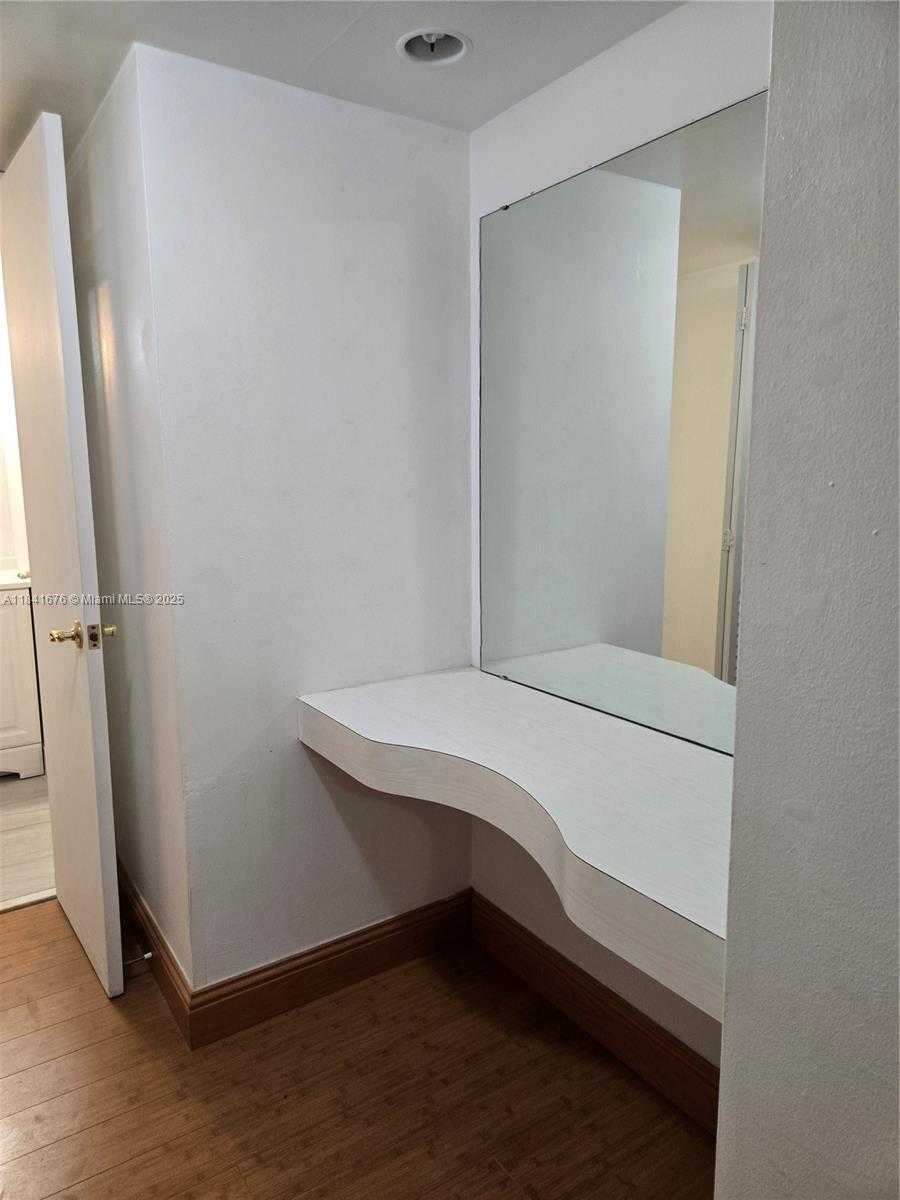 Small Image of 950 HILLCREST DR #106, Hollywood Number 20