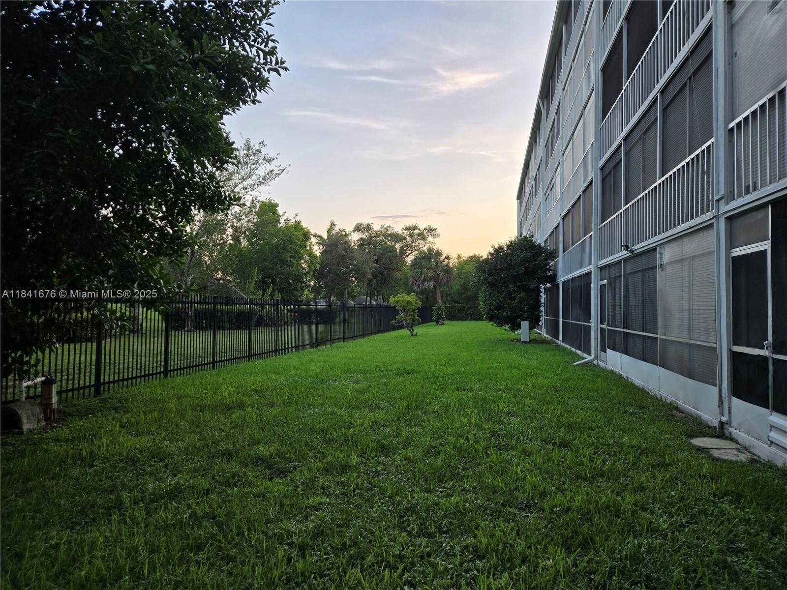Small Image of 950 HILLCREST DR #106, Hollywood Number 29