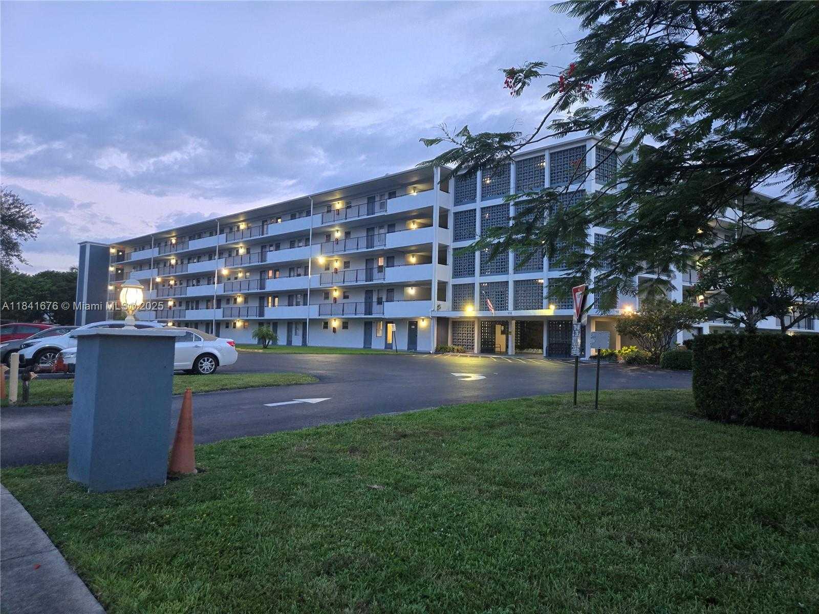 Small Image of 950 HILLCREST DR #106, Hollywood Number 6