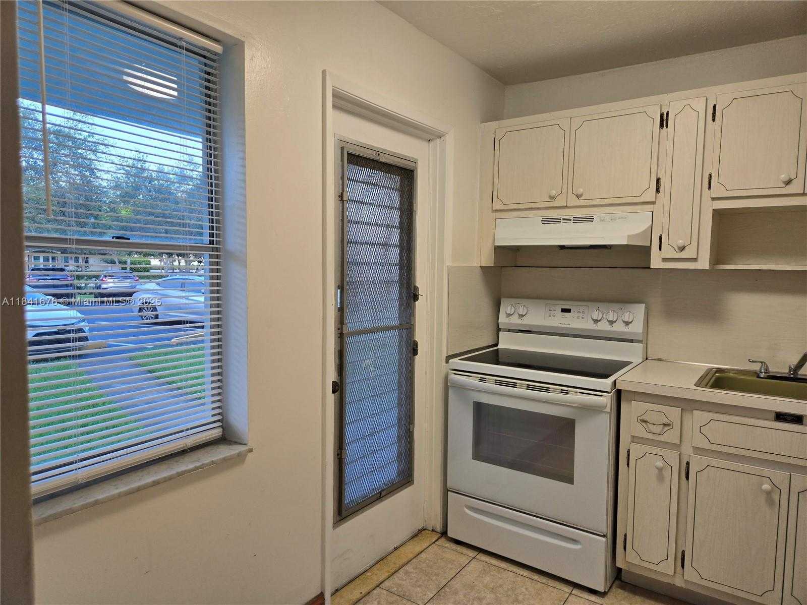 Small Image of 950 HILLCREST DR #106, Hollywood Number 9