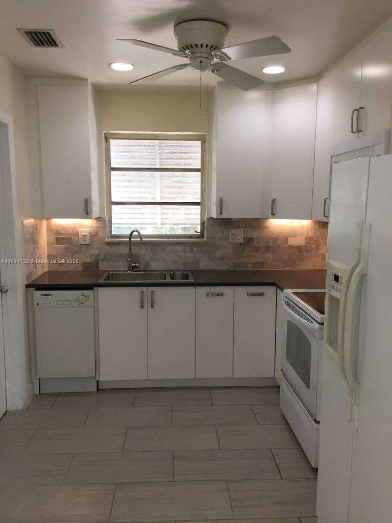 Small Image of 9925 SOUTH WEST 84 ST, Miami Number 4