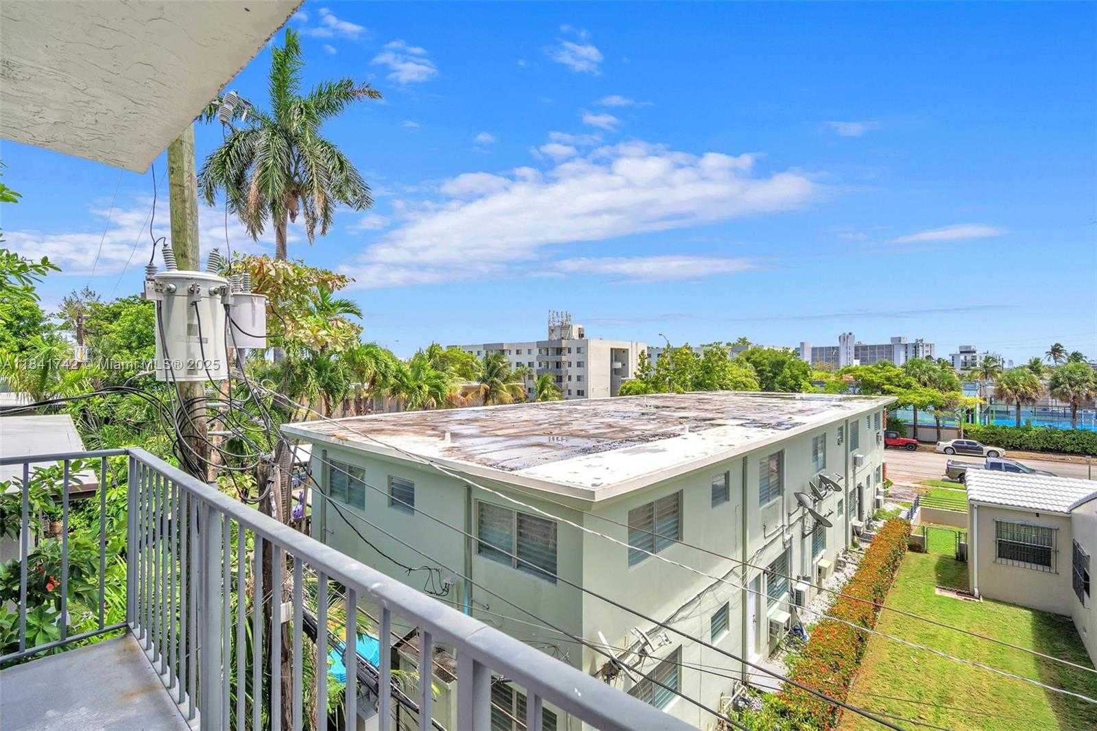 Small Image of 1960 MARSEILLE DR #304, Miami Beach Number 10