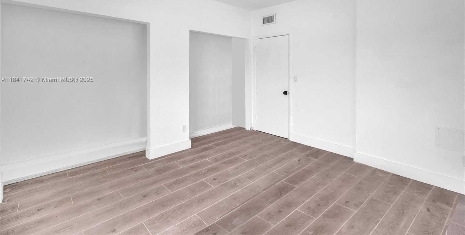 Small Image of 1960 MARSEILLE DR #304, Miami Beach Number 11