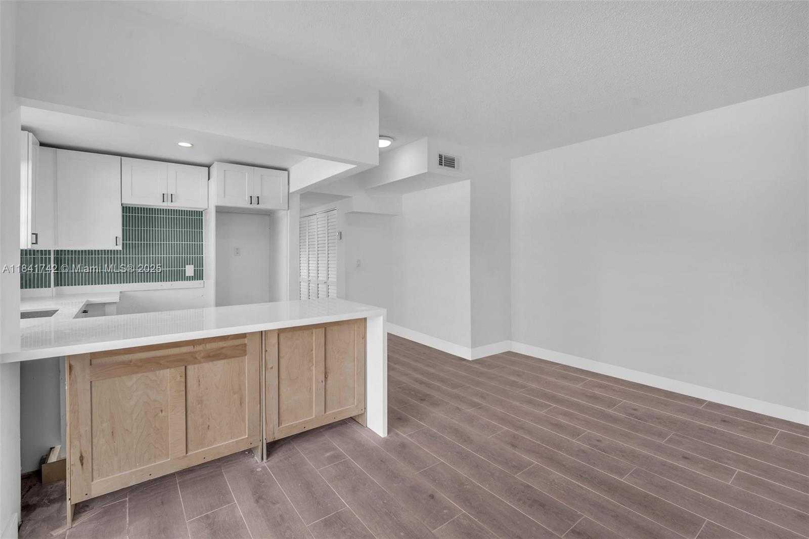 Small Image of 1960 MARSEILLE DR #304, Miami Beach Number 12