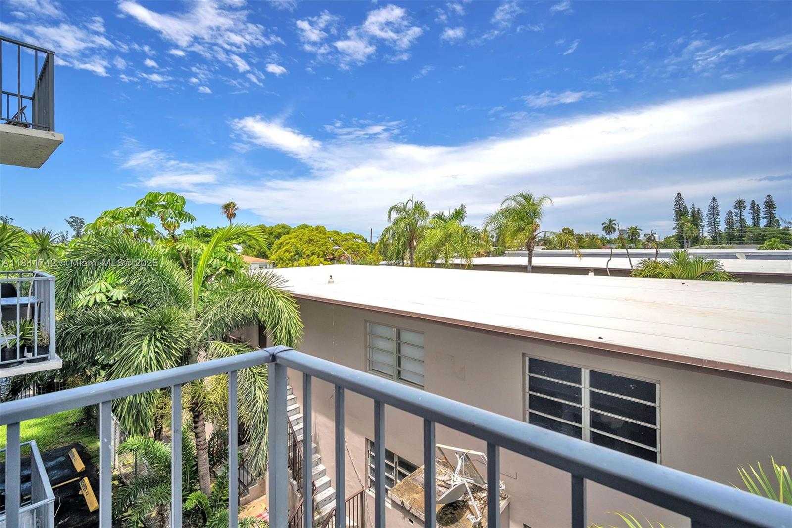 Small Image of 1960 MARSEILLE DR #304, Miami Beach Number 13