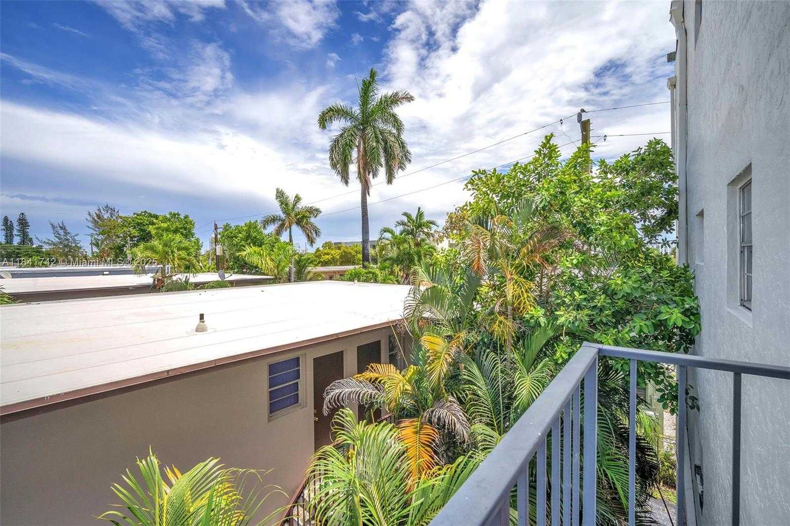 Small Image of 1960 MARSEILLE DR #304, Miami Beach Number 14