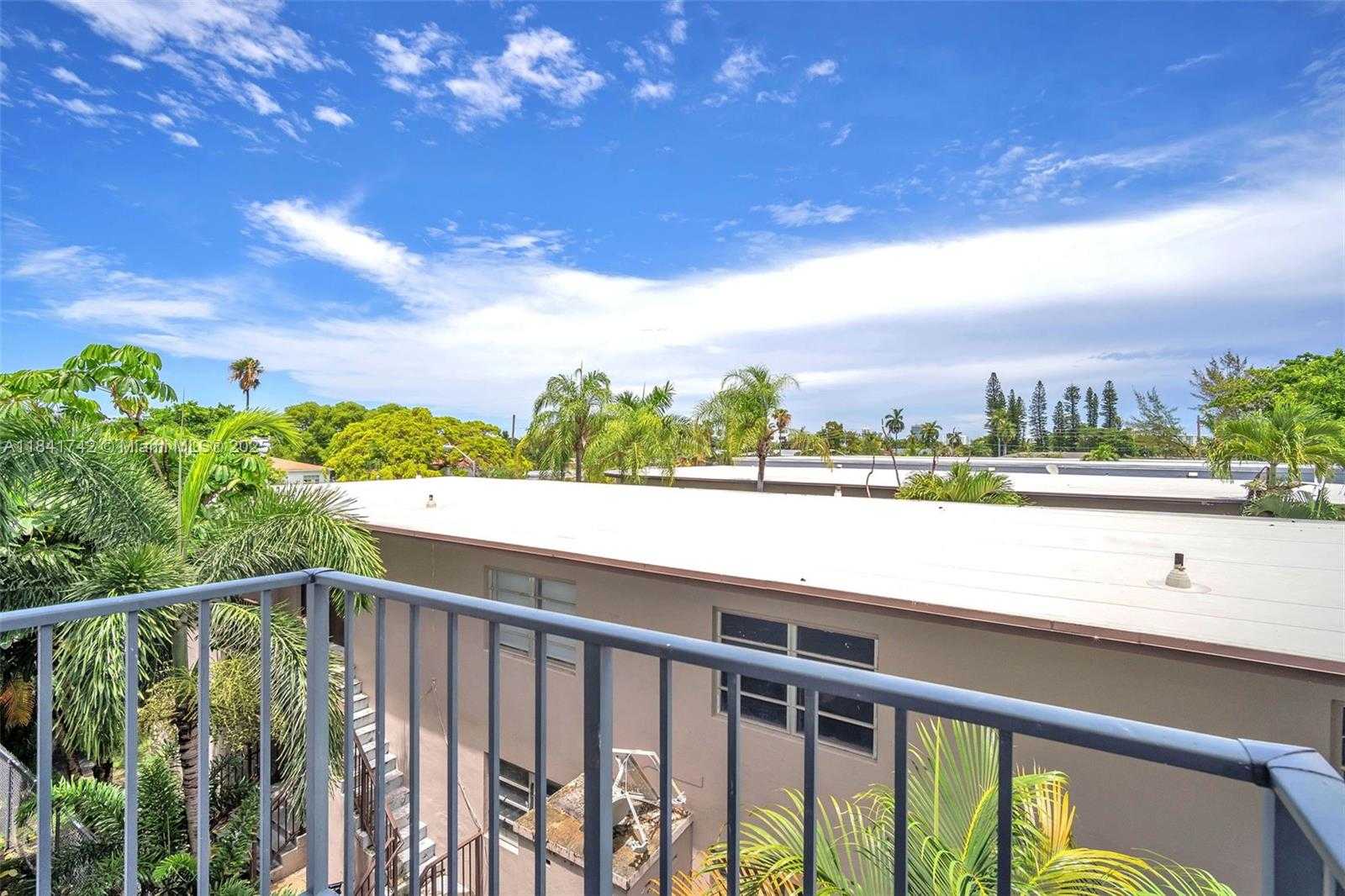 Small Image of 1960 MARSEILLE DR #304, Miami Beach Number 15