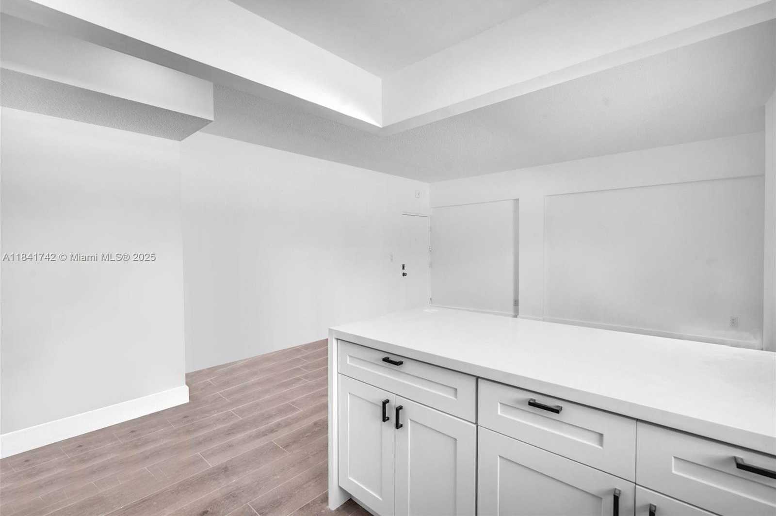 Small Image of 1960 MARSEILLE DR #304, Miami Beach Number 16