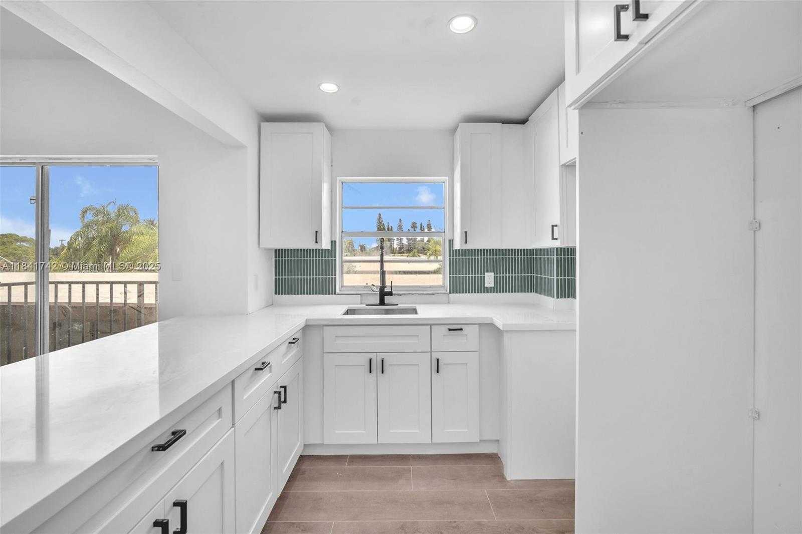 Small Image of 1960 MARSEILLE DR #304, Miami Beach Number 17
