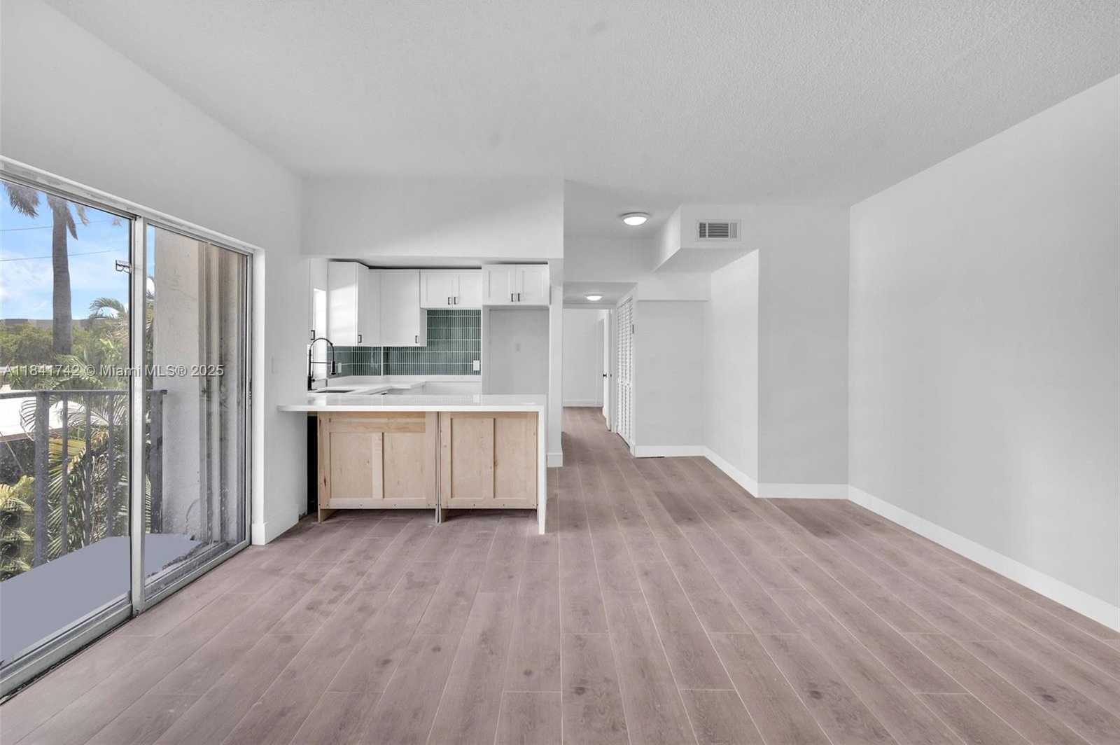Small Image of 1960 MARSEILLE DR #304, Miami Beach Number 18