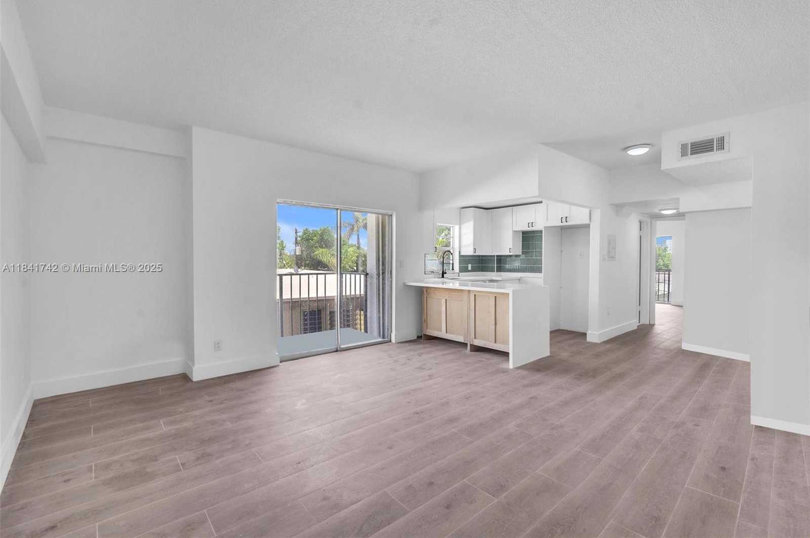 Small Image of 1960 MARSEILLE DR #304, Miami Beach Number 2