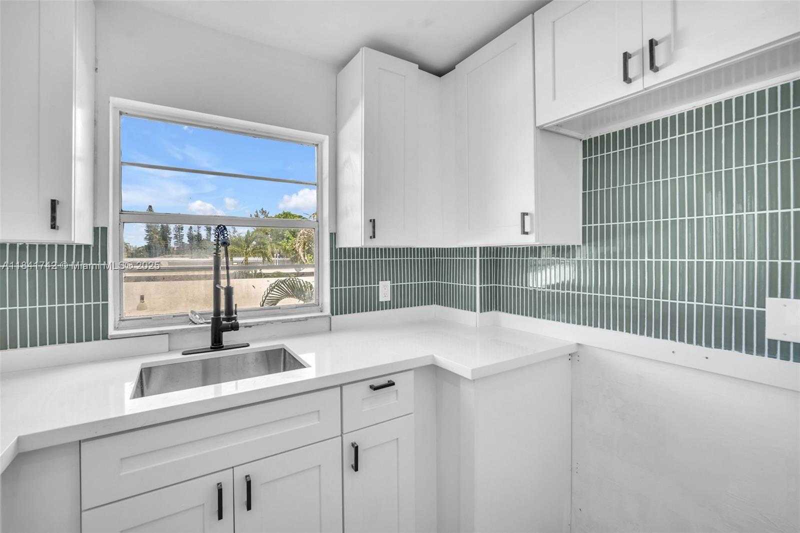 Small Image of 1960 MARSEILLE DR #304, Miami Beach Number 3