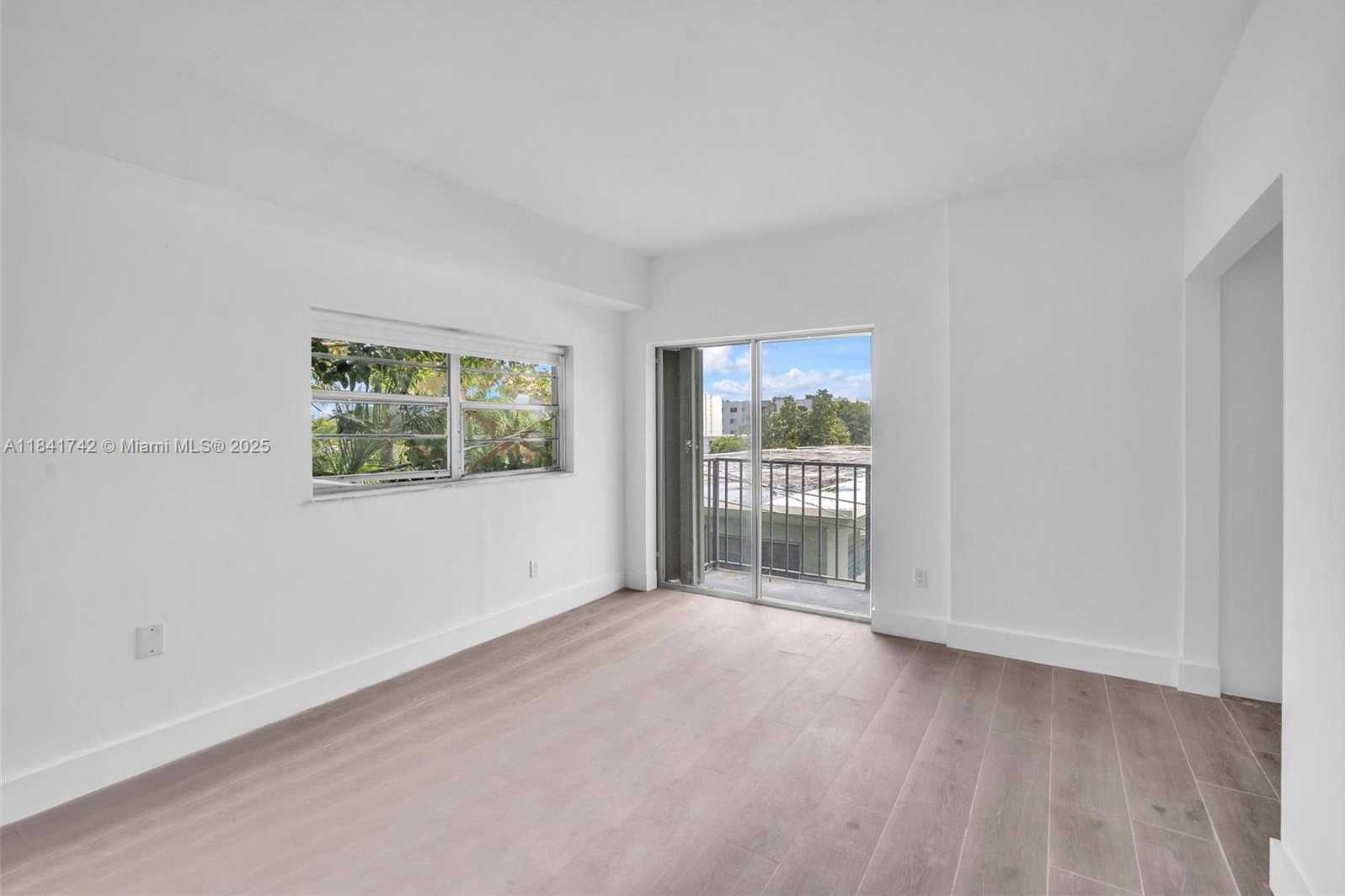 Small Image of 1960 MARSEILLE DR #304, Miami Beach Number 4