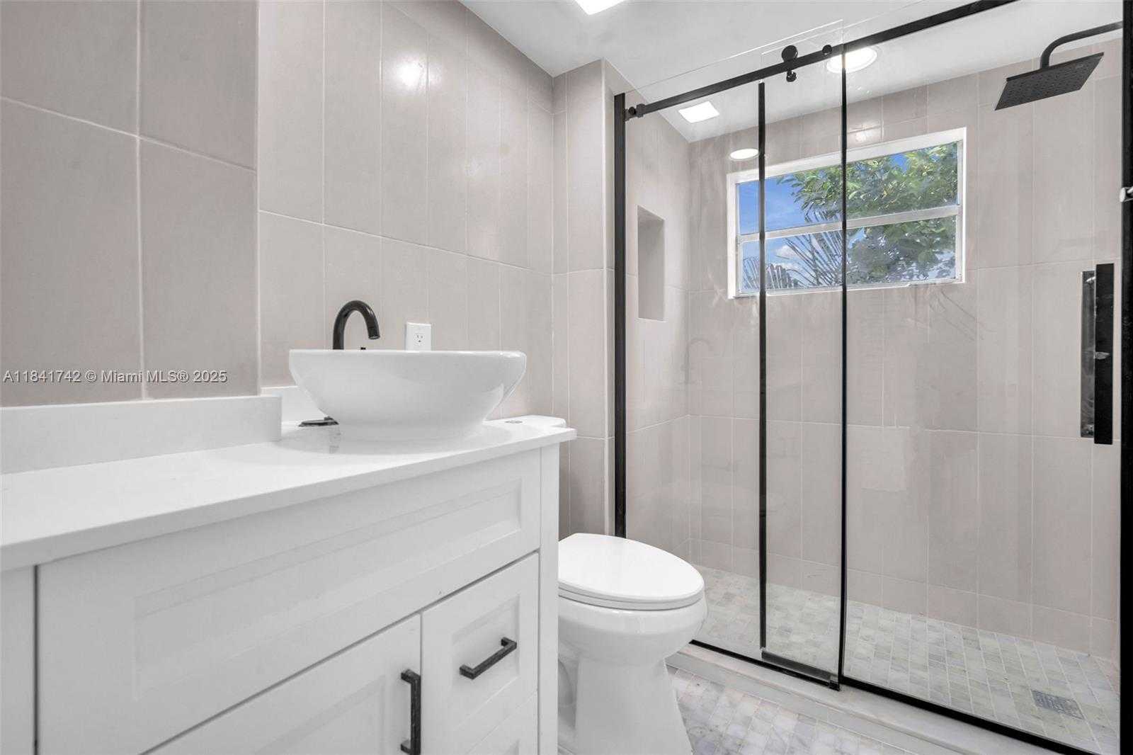 Small Image of 1960 MARSEILLE DR #304, Miami Beach Number 5