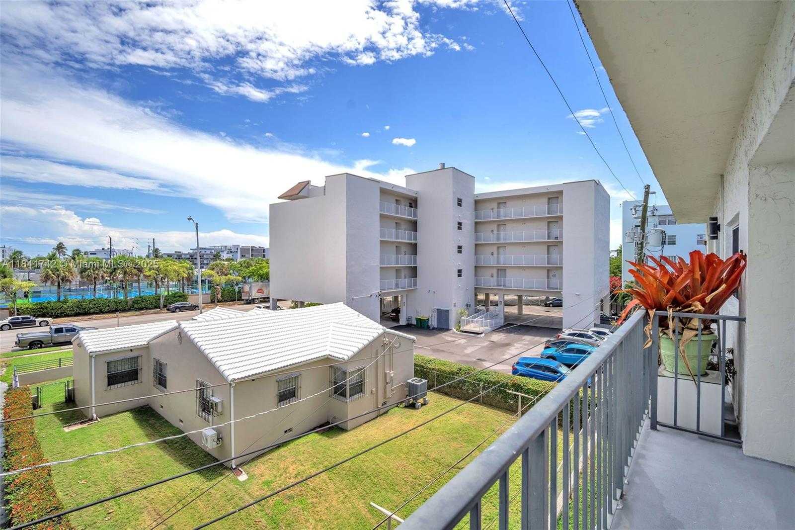 Small Image of 1960 MARSEILLE DR #304, Miami Beach Number 7