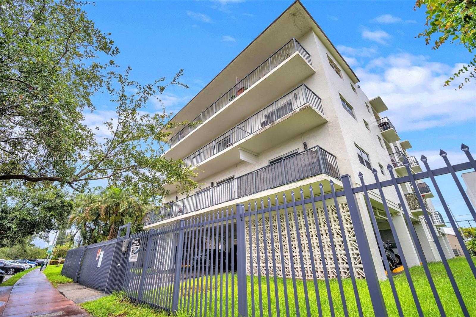 Small Image of 1960 MARSEILLE DR #304, Miami Beach Number 9