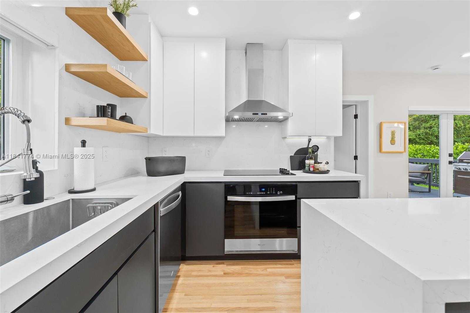 Small Image of 829 GRANADA GROVES CT, Coral Gables Number 10