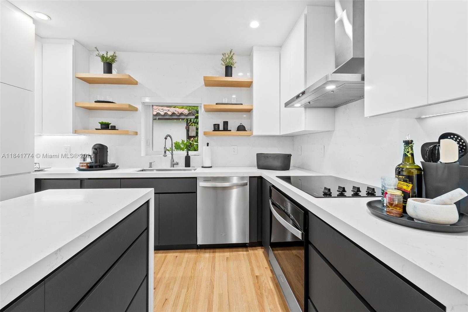 Small Image of 829 GRANADA GROVES CT, Coral Gables Number 11