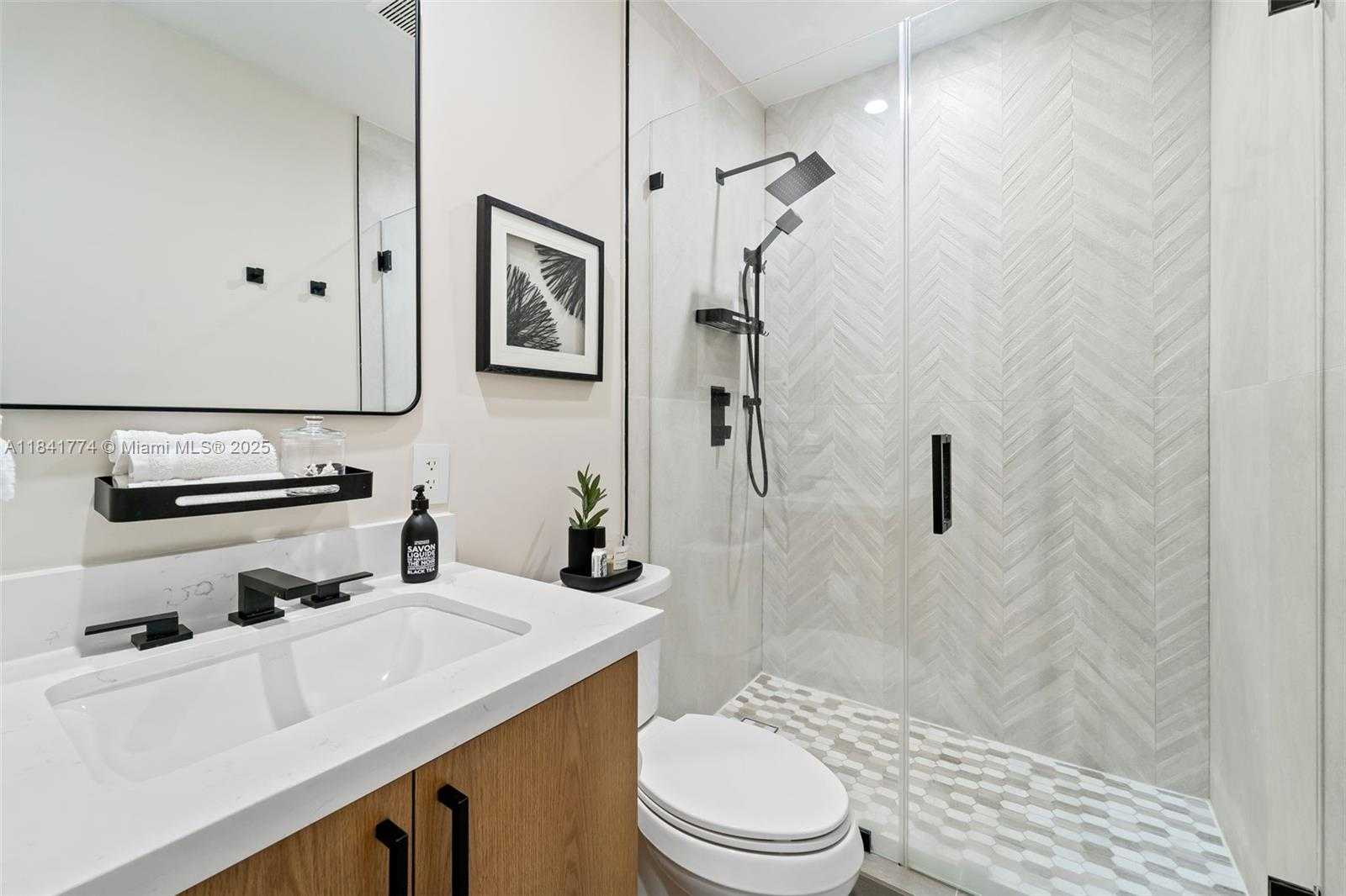 Small Image of 829 GRANADA GROVES CT, Coral Gables Number 14