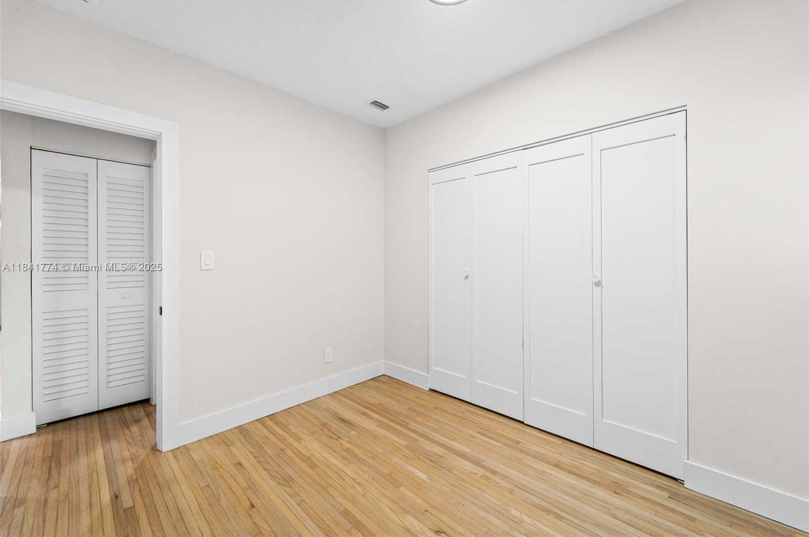 Small Image of 829 GRANADA GROVES CT, Coral Gables Number 16