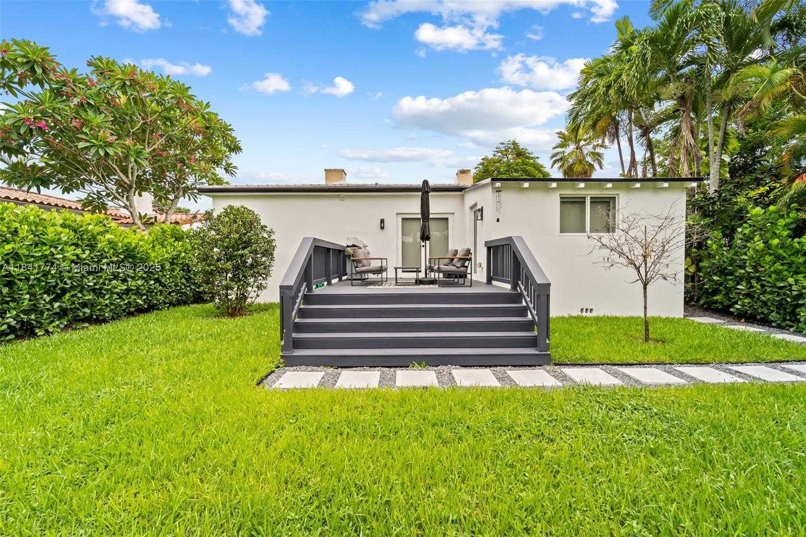 Small Image of 829 GRANADA GROVES CT, Coral Gables Number 21