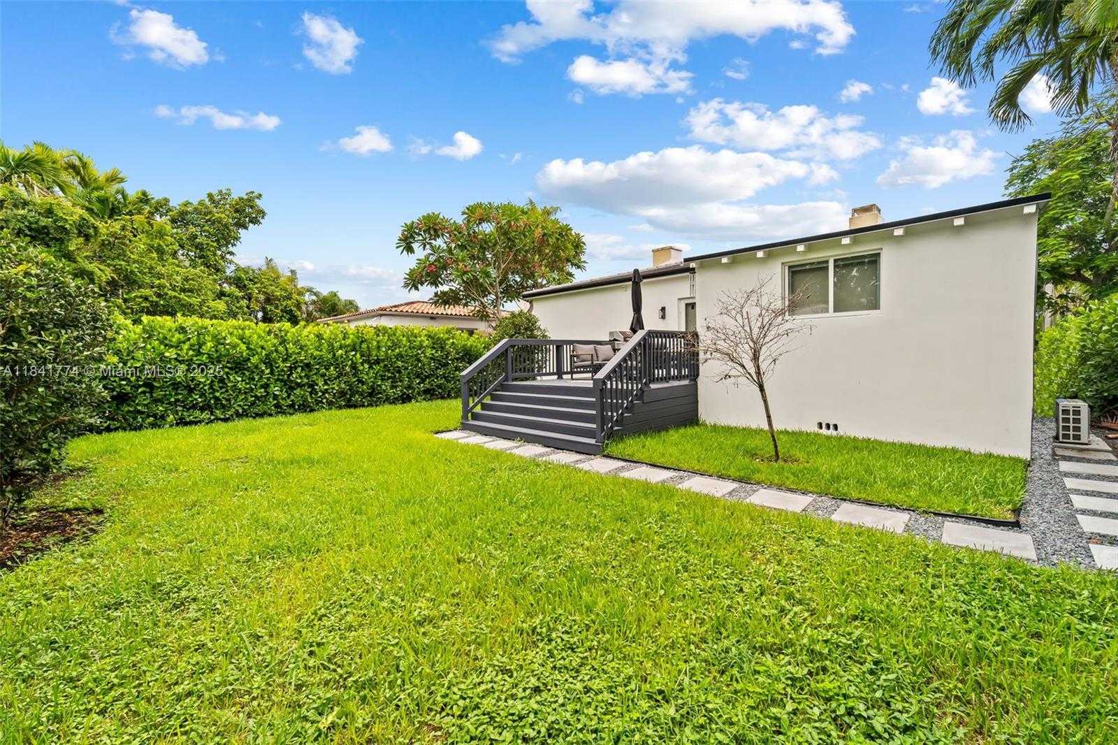 Small Image of 829 GRANADA GROVES CT, Coral Gables Number 22