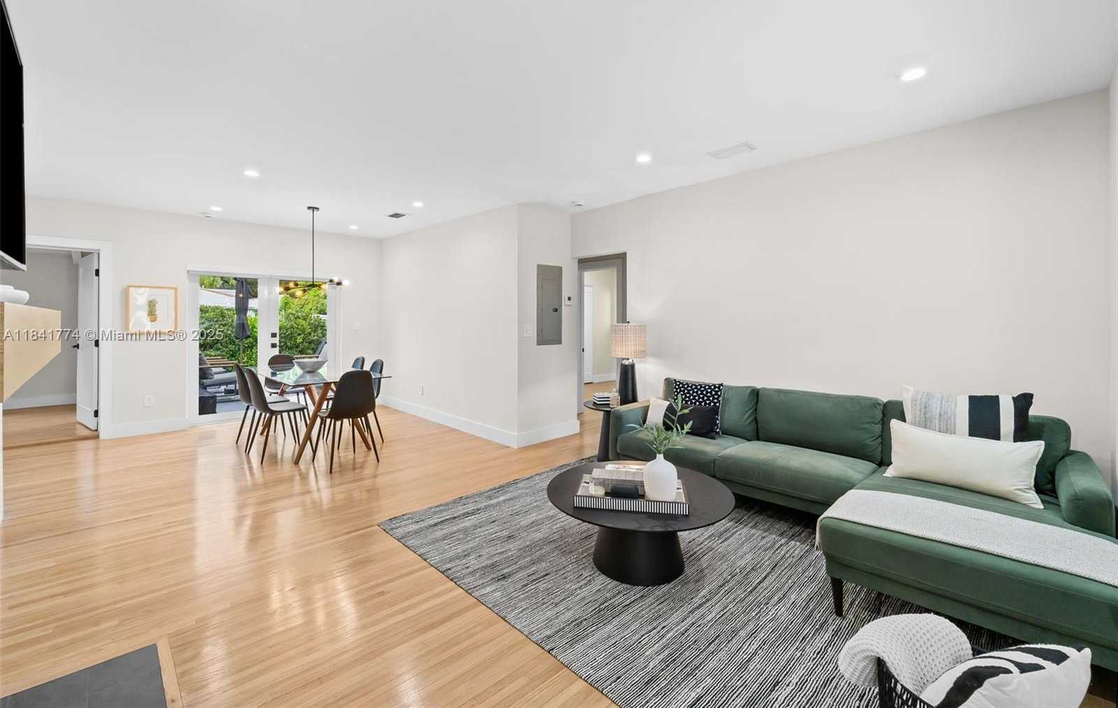 Small Image of 829 GRANADA GROVES CT, Coral Gables Number 3
