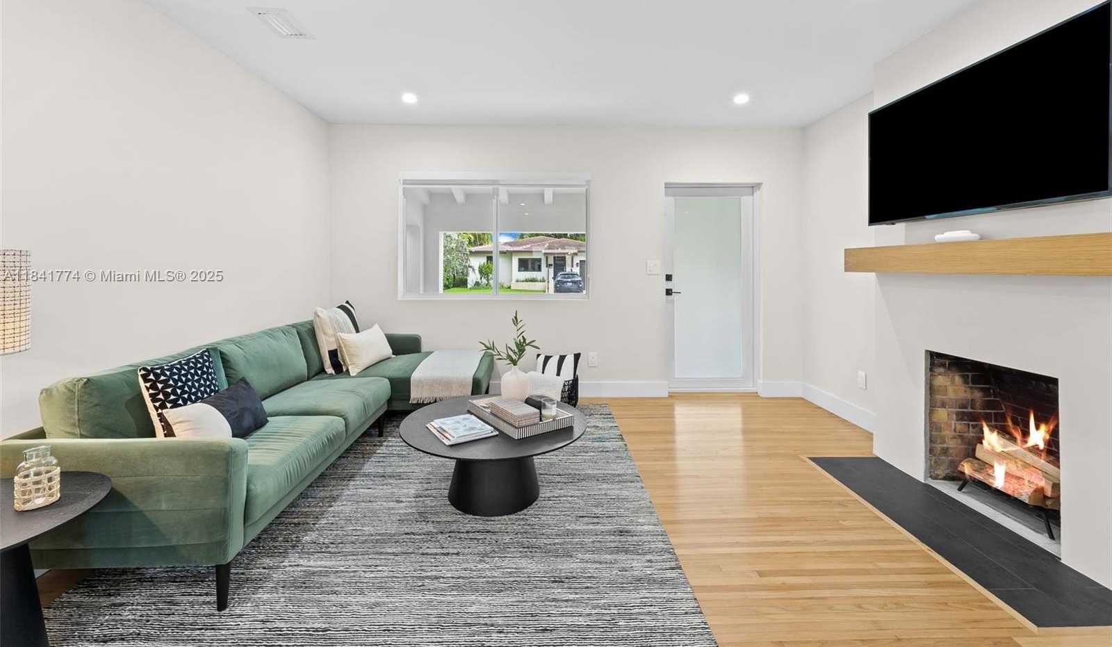 Small Image of 829 GRANADA GROVES CT, Coral Gables Number 4