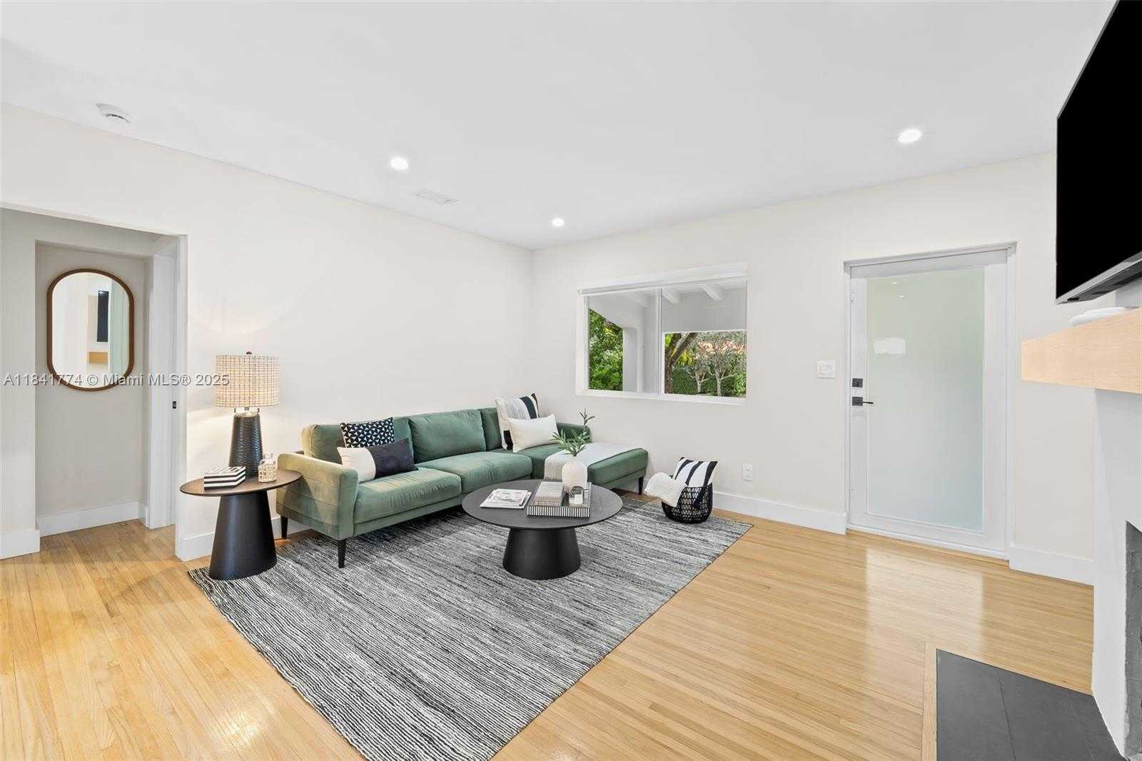 Small Image of 829 GRANADA GROVES CT, Coral Gables Number 6