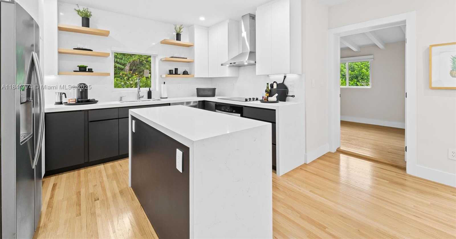 Small Image of 829 GRANADA GROVES CT, Coral Gables Number 8
