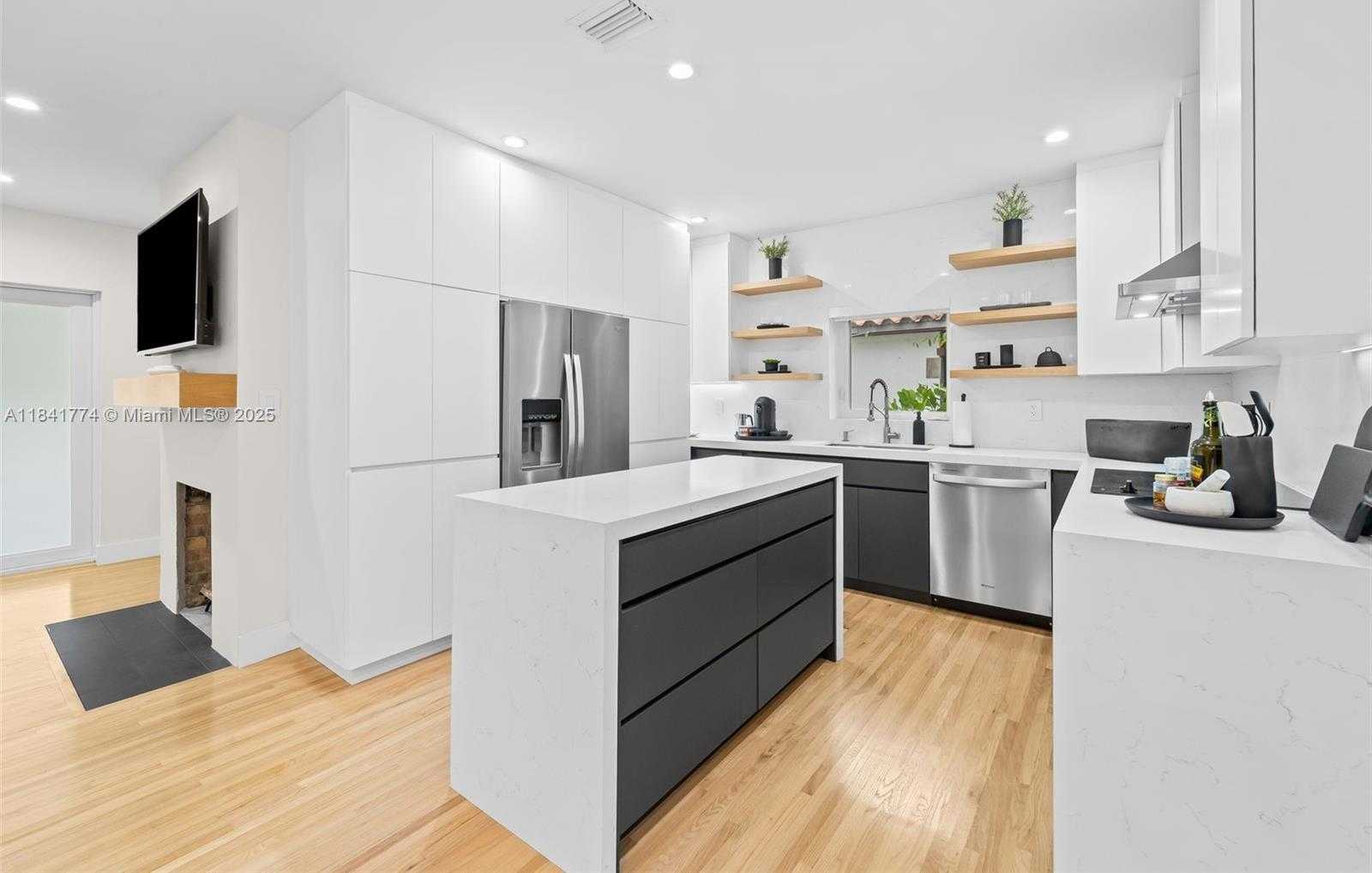 Small Image of 829 GRANADA GROVES CT, Coral Gables Number 9