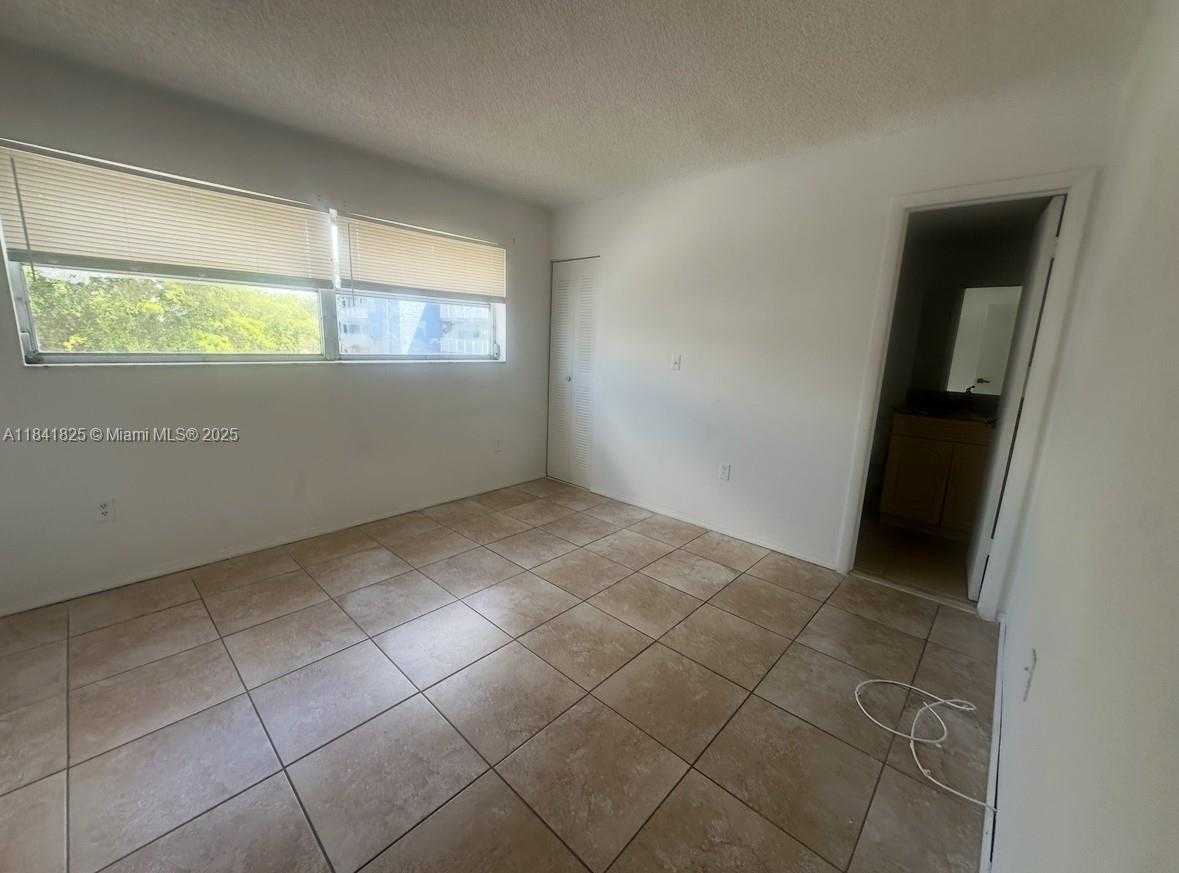 Small Image of 9375 FONTAINEBLEAU BLVD #L222, Miami Number 13