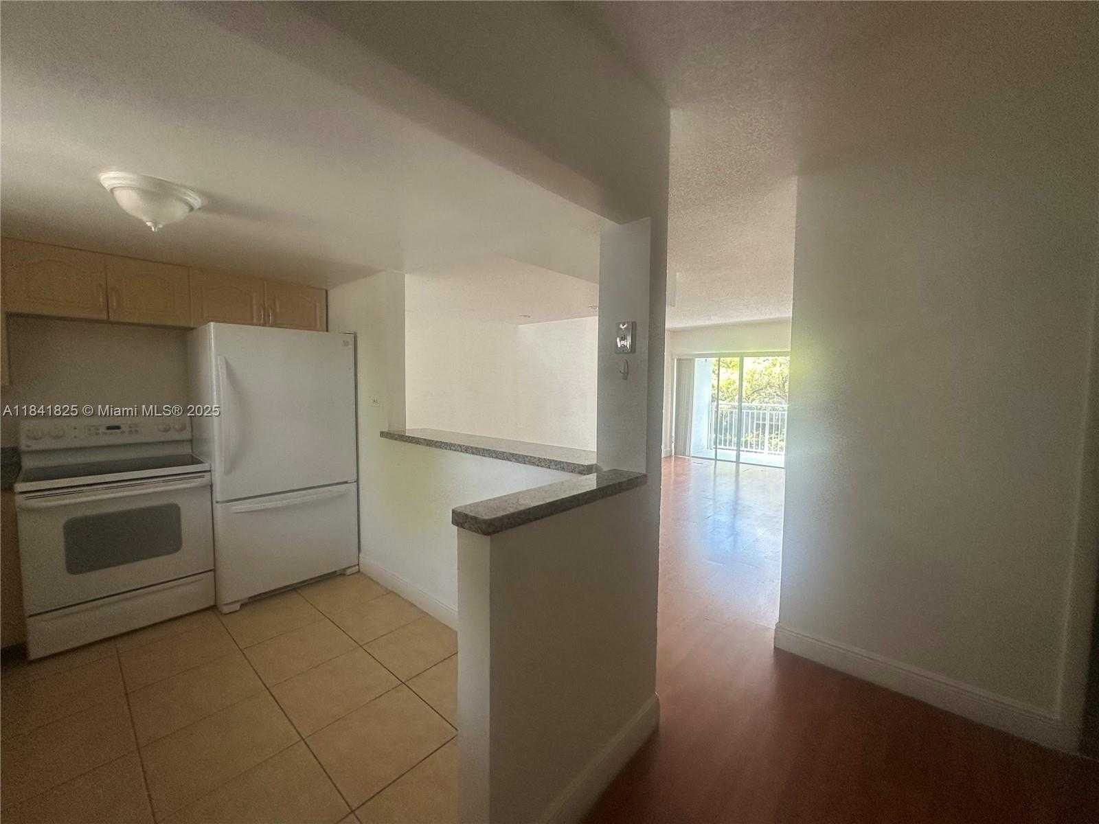 Small Image of 9375 FONTAINEBLEAU BLVD #L222, Miami Number 4