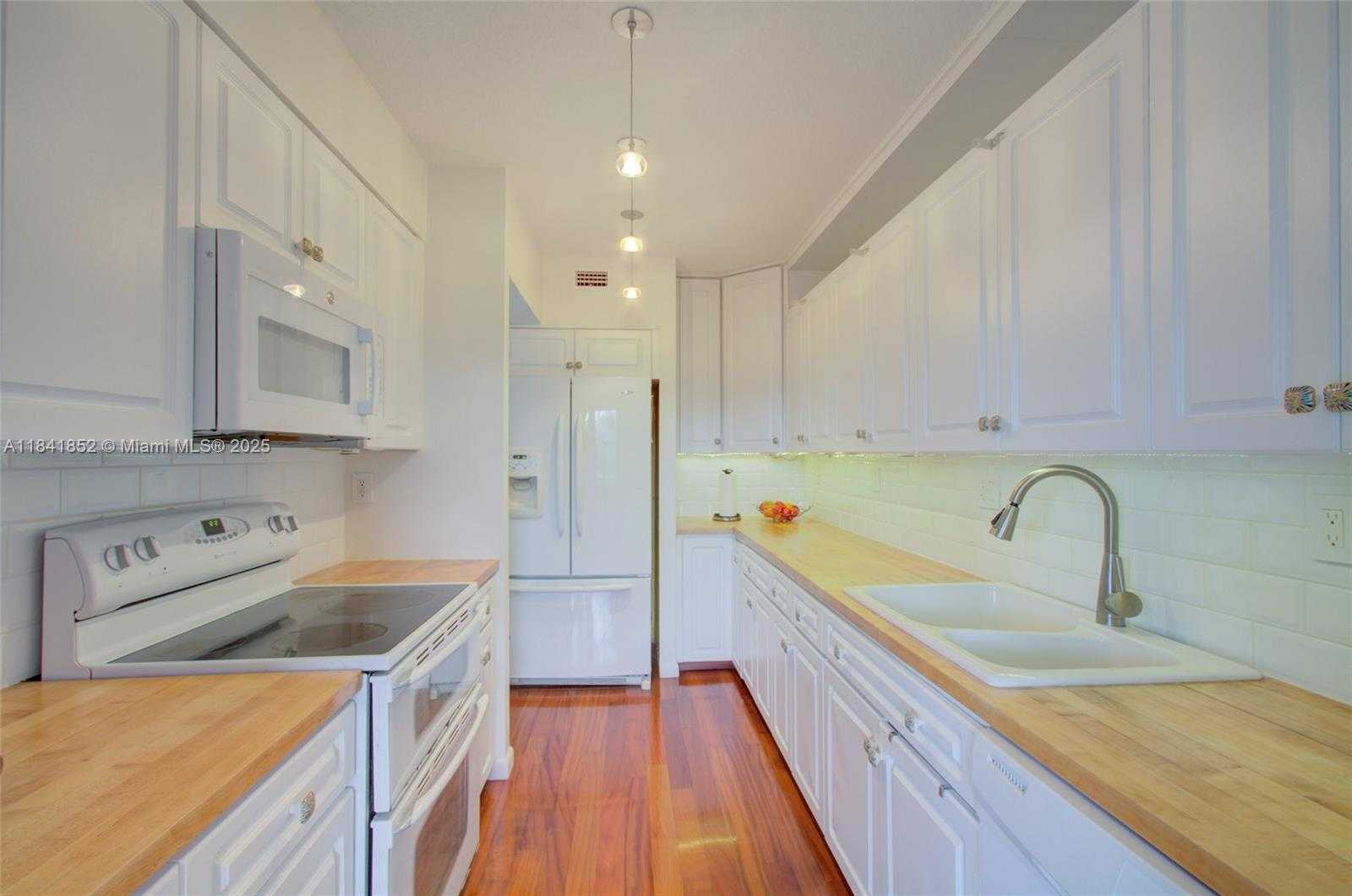 Small Image of 181 CRANDON BLVD #405, Key Biscayne Number 12