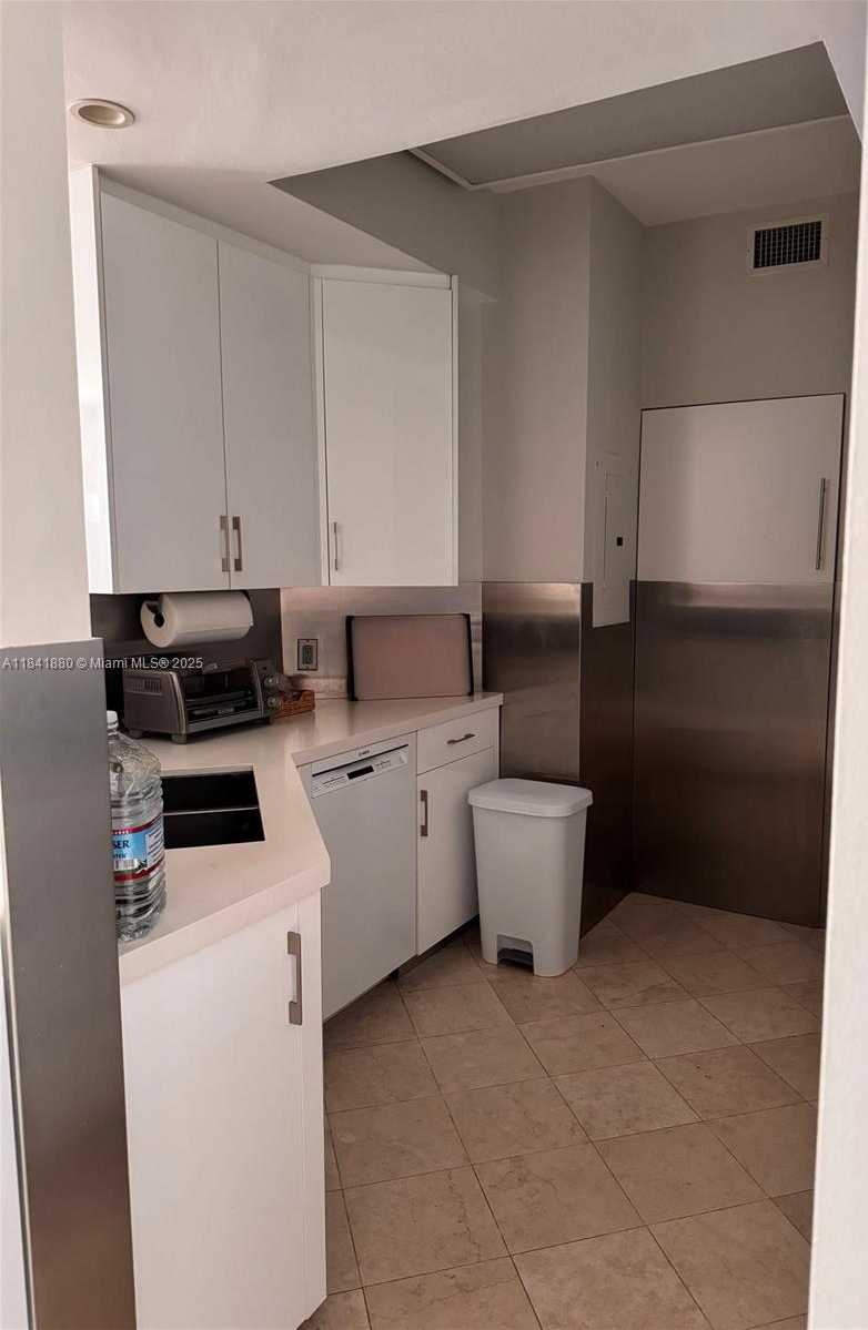 Small Image of 888 BRICKELL KEY DR #601, Miami Number 9