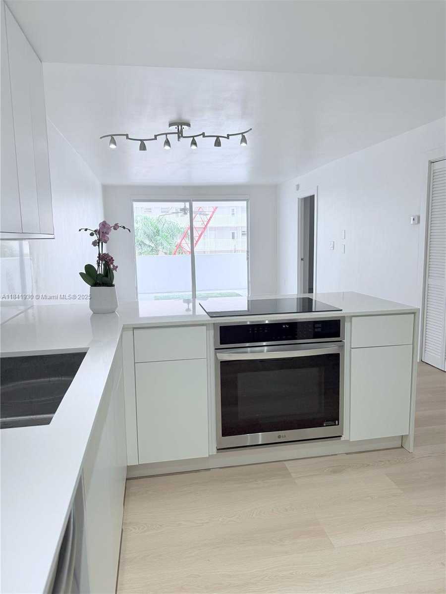 Small Image of 1331 LINCOLN RD #502, Miami Beach Number 3
