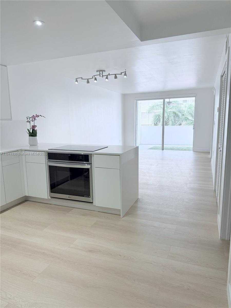 Small Image of 1331 LINCOLN RD #502, Miami Beach Number 4